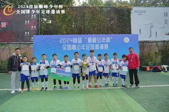 境外媒体记者深入西藏吉隆灾后救援现场采访